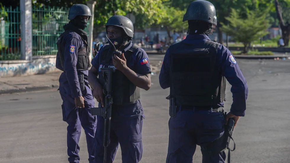 Beväpnade styrkor säkrar ett område i Port-au-Prince på söndagen.