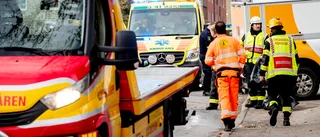 Två bilar i krock utanför skola i centrala Nyköping