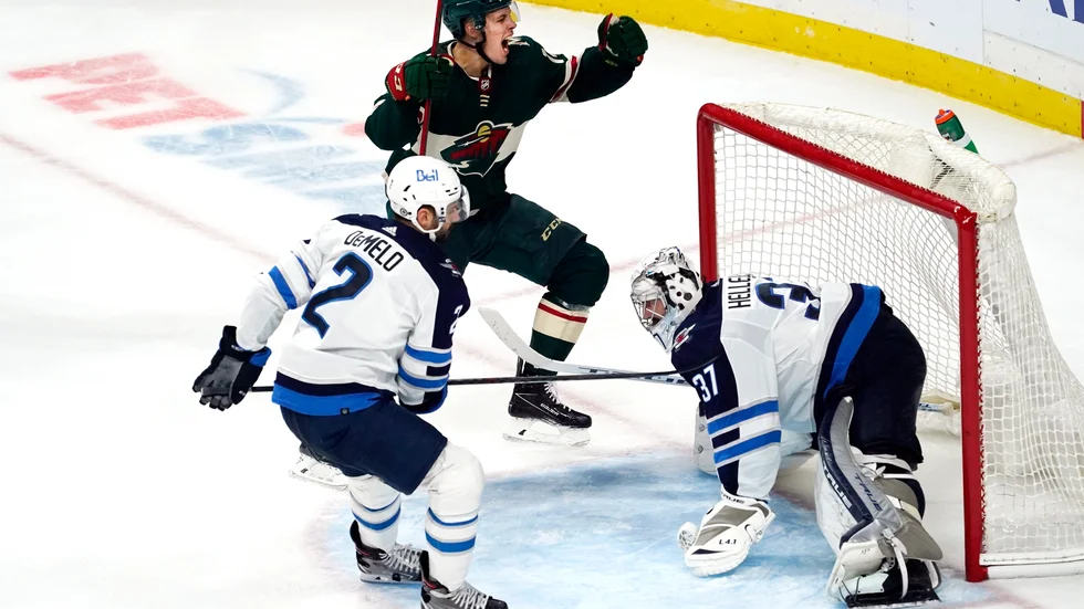 Minnesotas Joel Eriksson Ek jublar efter att precis ha avgjort matchen mot Winnipeg.