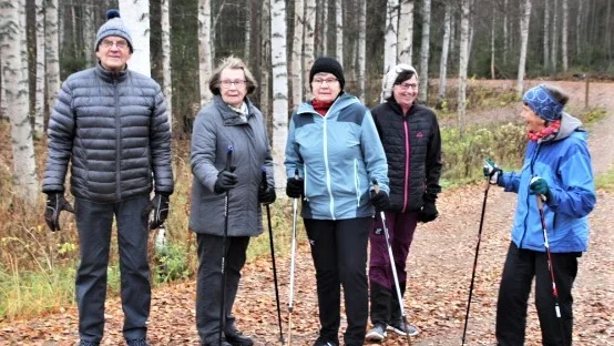 Nu är det full aktivitet i PRO-Överkalix,  Den nya gruppen Hälsoskolan, med Maj-Britt Rova som ledare, har startat sina promenader, skriver Rune Jönsson som sänt in bilden. Karl-Erik Hansson, Inga Britt Vennberg, Ingrid Karlsson, Agneta Hansson, Maj-Britt Rova. 
