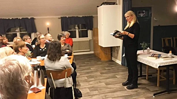 Det blev ett lyckat möte i en välfylld byalokal när Karin Smirnoff besökte Rentjärn.