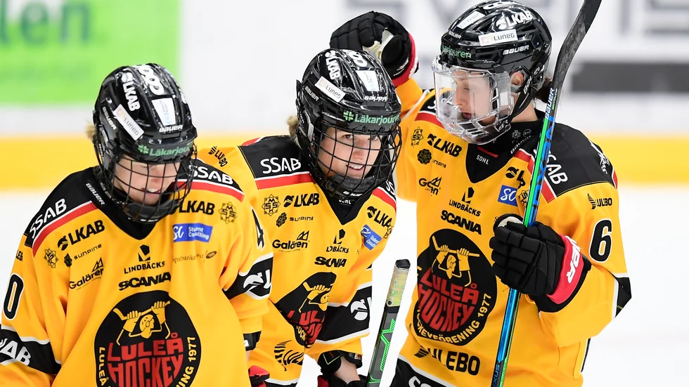 Emma Nordin, i mitten, blev tvåmålsskytt när HV71 besegrades på bortaplan. Arkivbild.