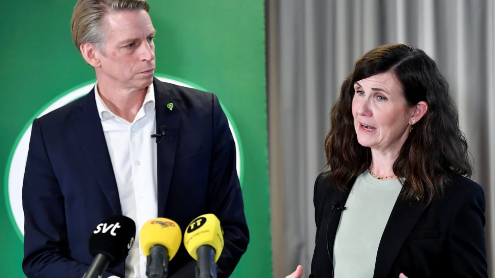 Miljöpartiets språkrör Per Bolund och Märta Stenevi har att navigera i ett trångt läge. Går det verkligen att vinna väljare på försämringar för klimatets skull?