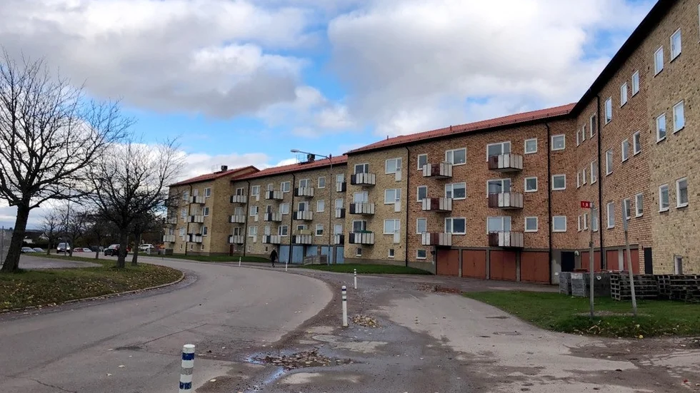 Polisen utreder nu en misstänkt mordbrand efter att någon ska ha kastat in ett föremål i en hyresgästs brevlåda.