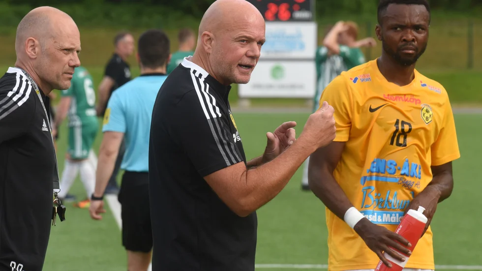 Kisas tränare Greger Johansson fick inte fira seriesgern i helgen. Laget föll överraskande hemma mot LSW.