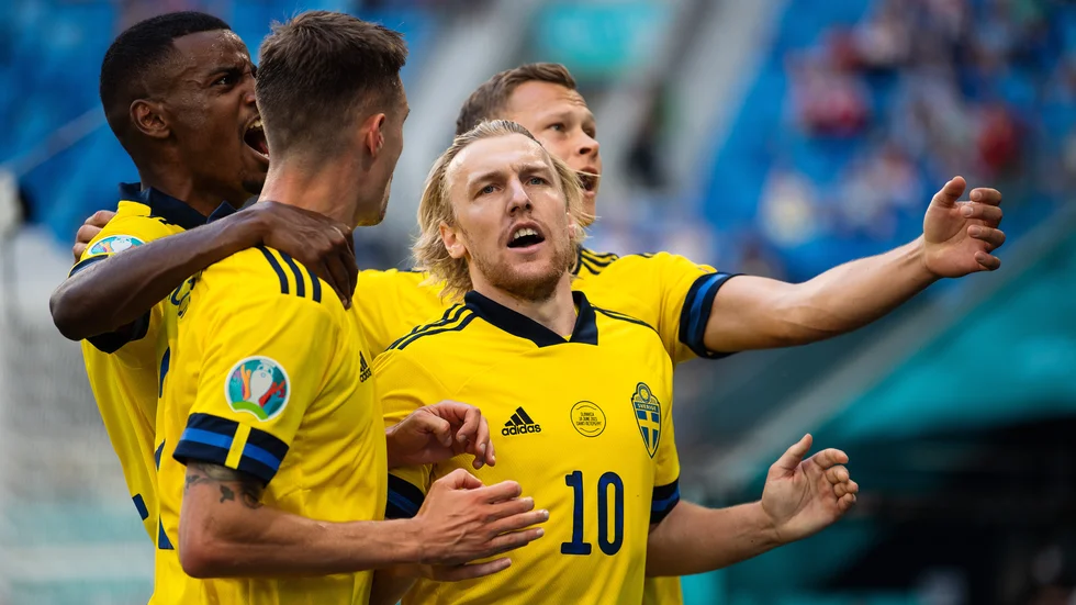 Emil Forsberg jublar med lagkompisarna.