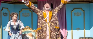 Skickligt förnyad klassiker blir sjukt kul sommarteater