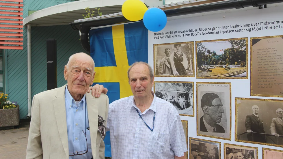 Jan Bernadotte med vännen Urban Gerhardsson under en utställning om Stenhammars slott vid Simons restaurang i Flen.