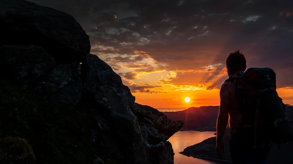 Midnattssolen står i natt som högst på himlen. Arkivbild.