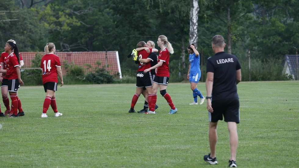 Tjust IF krossade Team Södermöre under lördagens bortamatch. Huvudtränare Joakim Krüger var lyrisk efter slutsignalen, och hyllade hela laget. "I dag har vi med 14 spelare och alla är delaktiga i vinsten", säger han.