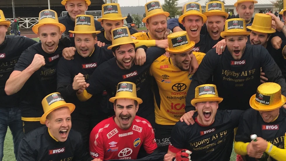 Alexander Uporov, här i röd tröja under Mjölby AI:s seriesegrarjubel i fjol, är på gång till Motala AIF.