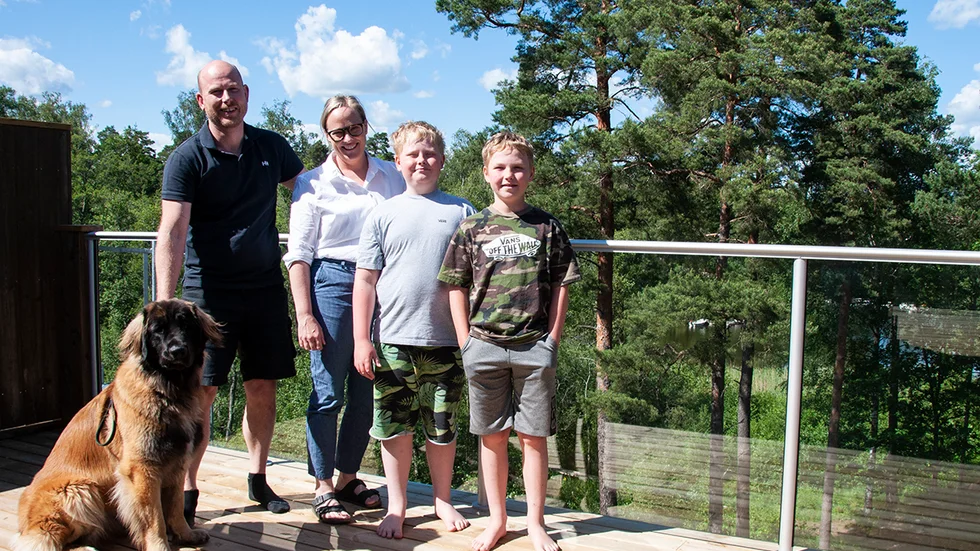 En stor takterrass med utsikt över sjön Valloxen är numera familjen Fernström-Jonssons oas. Från vänster: hunden Lycka, pappa Linus, mamma Lina, Leo 11 och Lukas 12.