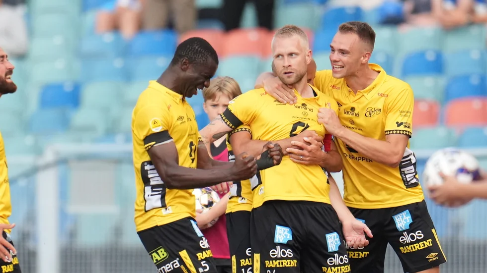 Elfsborgskaptenen Johan Larsson hyllas efter segermålet under måndagens fotbollsmatch i allsvenskan mellan IFK Göteborg och Elfsborg.