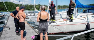 Segelbåt började brinna vid Nynäsbrygga: "Vi hade tur, båten flyter men den är full med pulver"