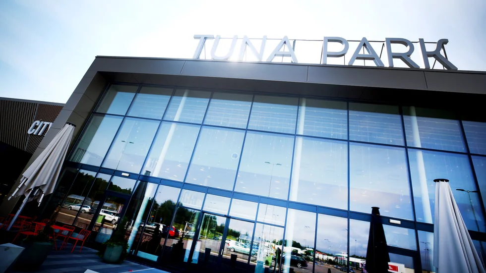 En bil som stod parkerad vid Tuna park i Eskilstuna började brinna på onsdagen.