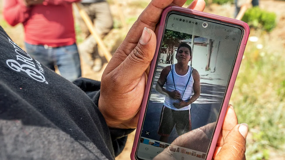 En kollega visar bild på guatemalanska migrantarbetaren Sebastian Francisco Perez som miste livet i värmeböljan i västra USA.