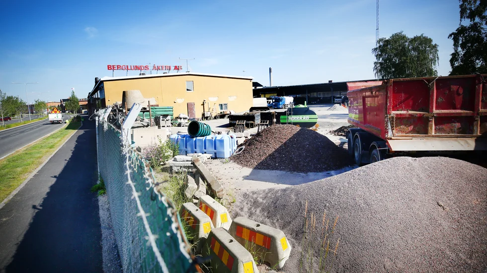 Fastigheten Valnöten 14 ligger i hörnet Gredbyvägen och Björksgatan på Väster. I dag huserar Berglunds åkeri AB i de byggnader som finns på Valnöten 6 och 14.