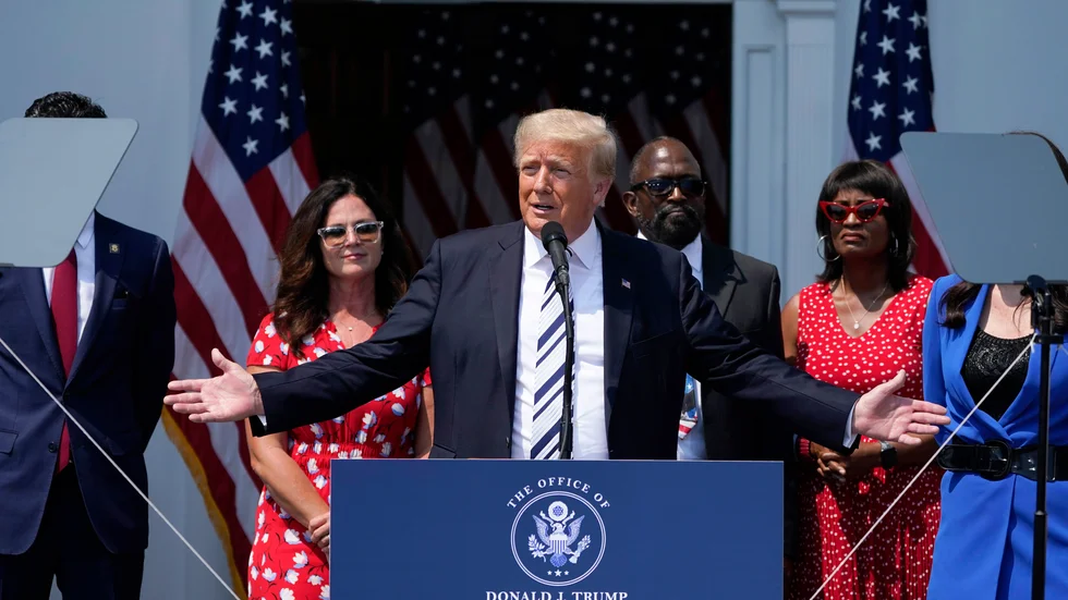 Trump meddelade stämningsplanerna under en pressträff på hans golfanläggning i New Jersey.