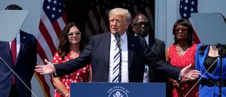 Trump stämmer internetjättarna