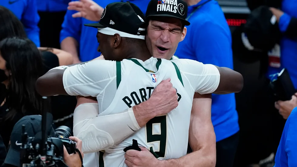 Milwaukee Bucks Brook Lopez (höger) kramar om lagkamraten Bobby Portis efter segern mot Atlanta Hawks. Nu väntar Phoenix Suns i den amerikanska basketfinalen.