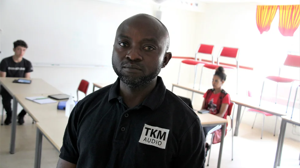 John Kabunga, som flydde från Kongo under 2020, är en av de 44 personer som hittills har deltagit i Kinda kommuns nya integrationsprojekt "Lära för att lära".