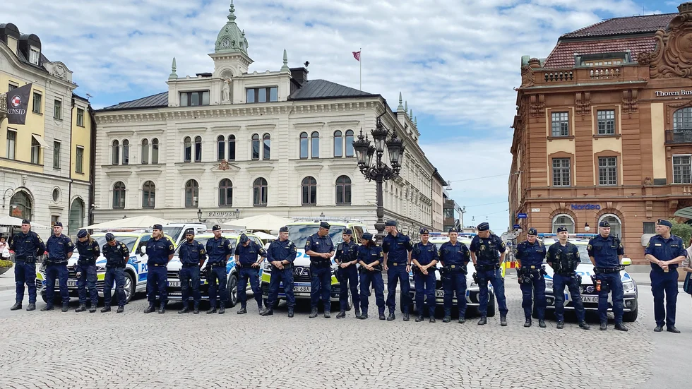 Klockan 12.00 hölls en tyst minut. På Stora Torget i Uppsala var det många personer som stannade till.