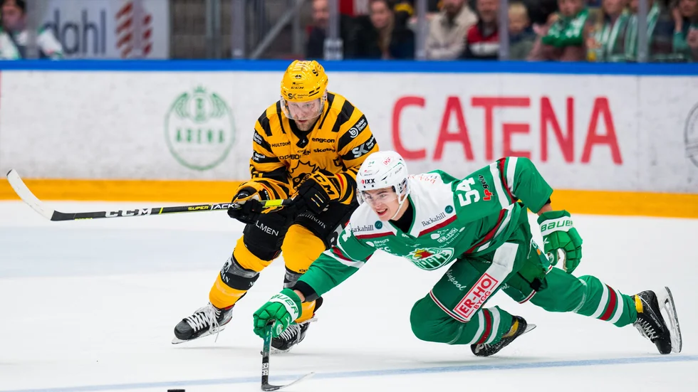Oscar Möller spelar mot en uppoffrande Röglespelare.