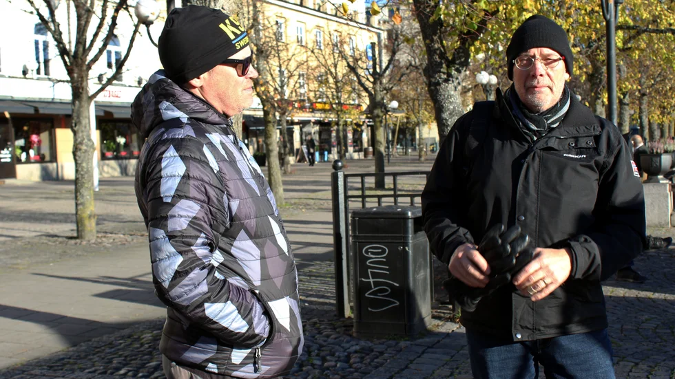 Håkan Argander och Hans-Gunnar Rudolf diskuterar bränsleskatterna.