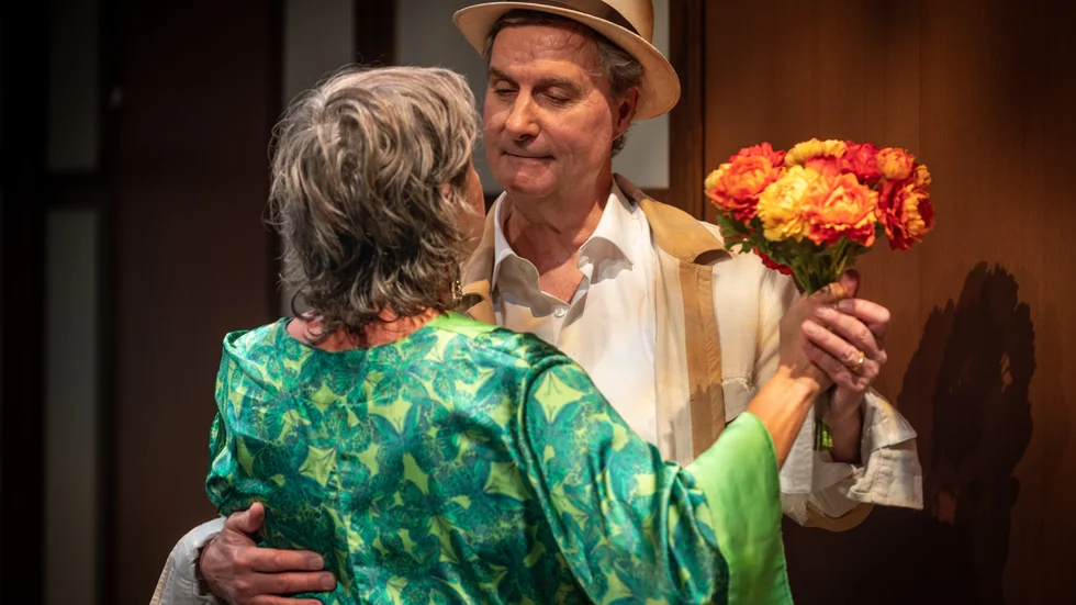 Marie-Thérèse Sarrazin balanserar snyggt rollen som Ester och aktar sig noga för att sentimentalisera sin karaktär. Roger Storm i rollen som Egon, en av alla de män som Ester raggar upp på begravningar.