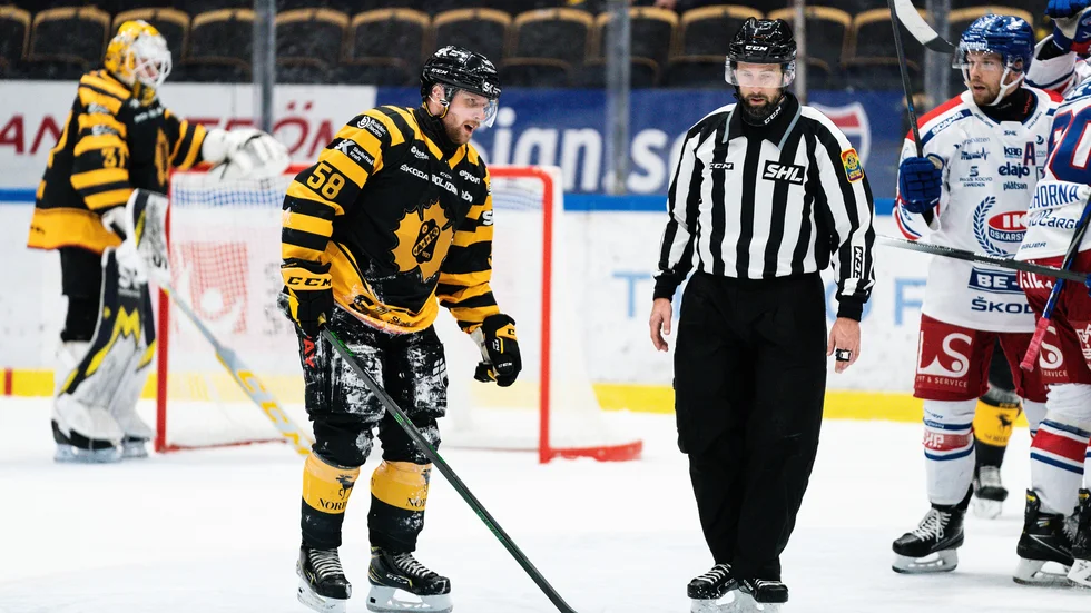 Oskar Nilsson deppar efter Oskarshamns avgörande mål.