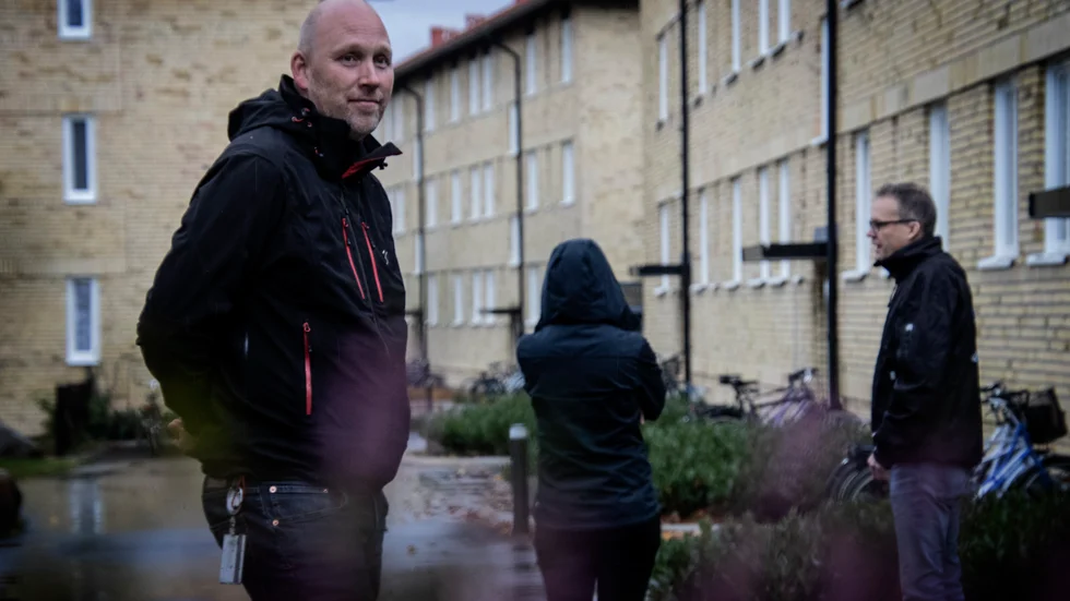 Roger Lönnqvist, områdesansvarig för stadsdelen Berga, kastar blickar på områdets status så snart han är ute. Buskar, belysning, portar, cykelställ - det ska se helt, rent och snyggt ut.