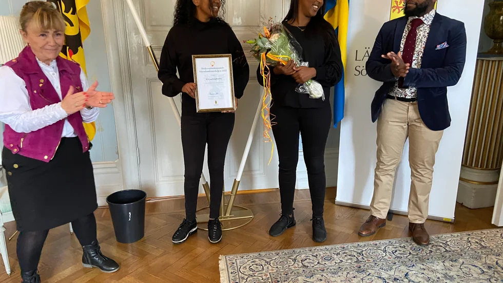 Sara och Ayaan fick ta emot ett diplom för sitt arbete med utsatta ungdomar. Landshövding Beatrice Ask och Caxton Njuki delade ut hedersomnämnandet.
