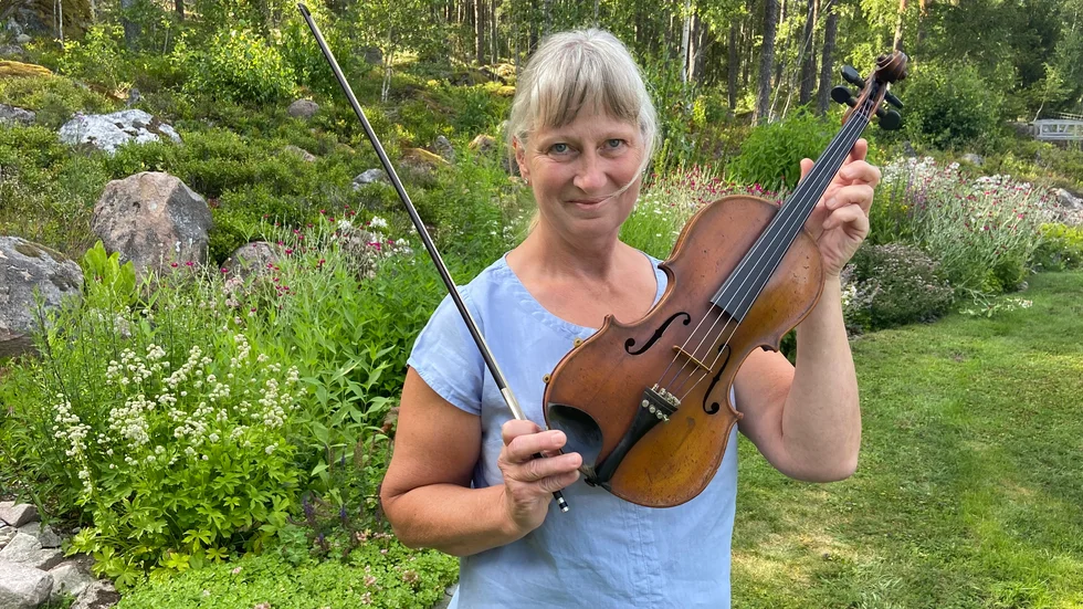 Lena Odén får den stora äran att traktera Edvard Petterssons gamla fiol, som troligen byggdes på 1800-talet. Både Lena och instrumentet finns med vid onsdagens utomhuskonsert.