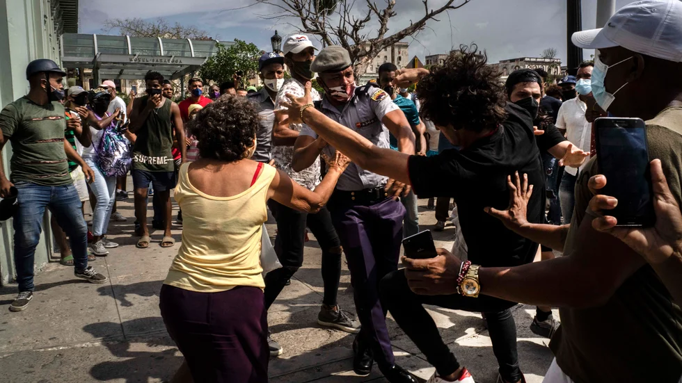 Polis griper demonstranter vid regimkritiska protester i Havanna i Kuba den 11 juli.