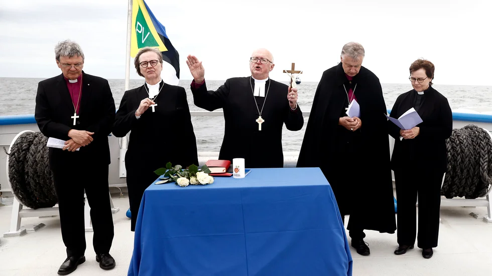 Biskoparna Kaarlo Kalliala, Finland, Tuulikki Koivunen Bylund, Sverige, Tiit Salumäe, Estland, Einars Alpe, Lettland och Eija Kalliala, präst och hustru till Kaarlo Kalliala.