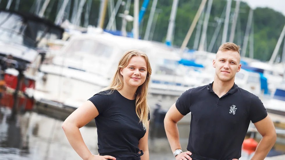 Ella Kallas, 20 och Ruben Gyllhamn, 18, försöker båda lägga undan pengar från sommarjobbet i Sundbyholms gästhamn. De skulle gärna bli mer pålästa om ekonomi och olika investeringsvägar.