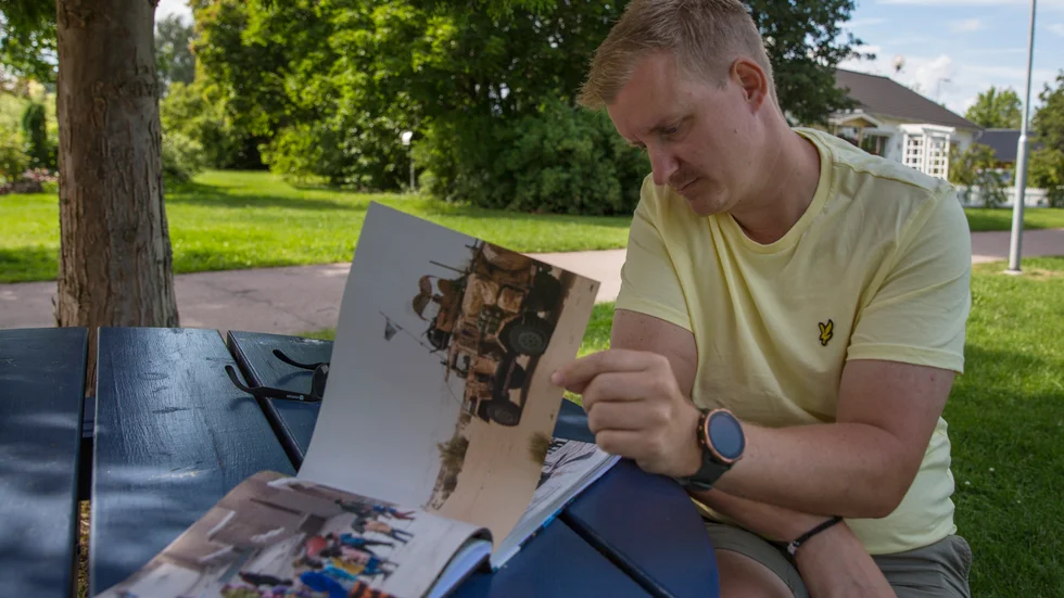 Stefan Engström, ordförande för Veteranerna Uppland, är en av 454 veteraner i Enköping och en av 2 157 om man ser till hela länet, enligt siffror från 2019. Här bläddrar han igenom en minnesbok från vistelsen i Mali.
