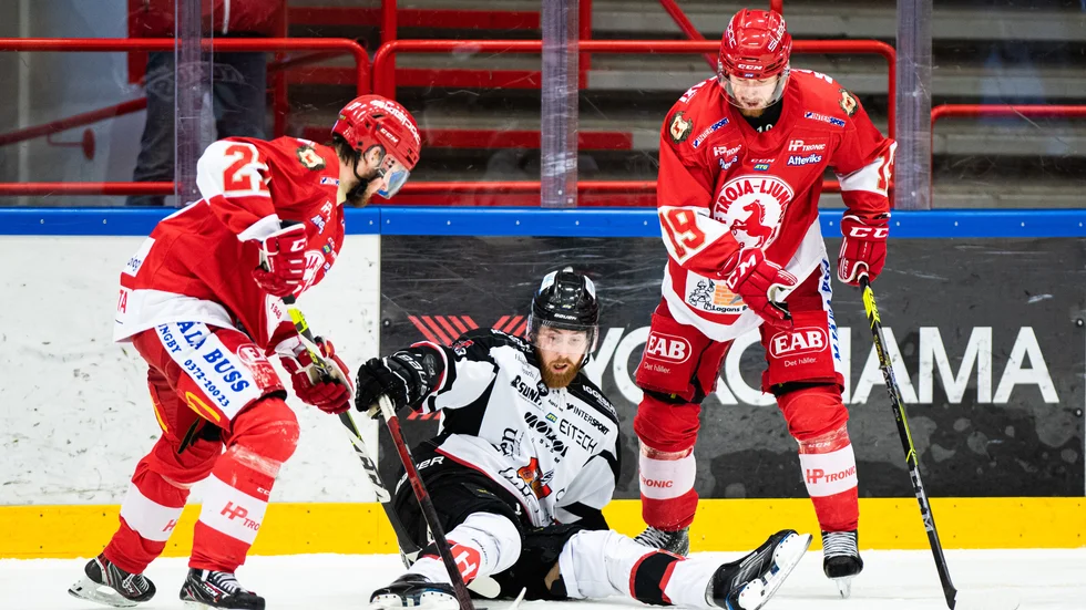 Andreas Söderberg, mitten, lämnar Hudiksvall för spel i Almtuna IS.