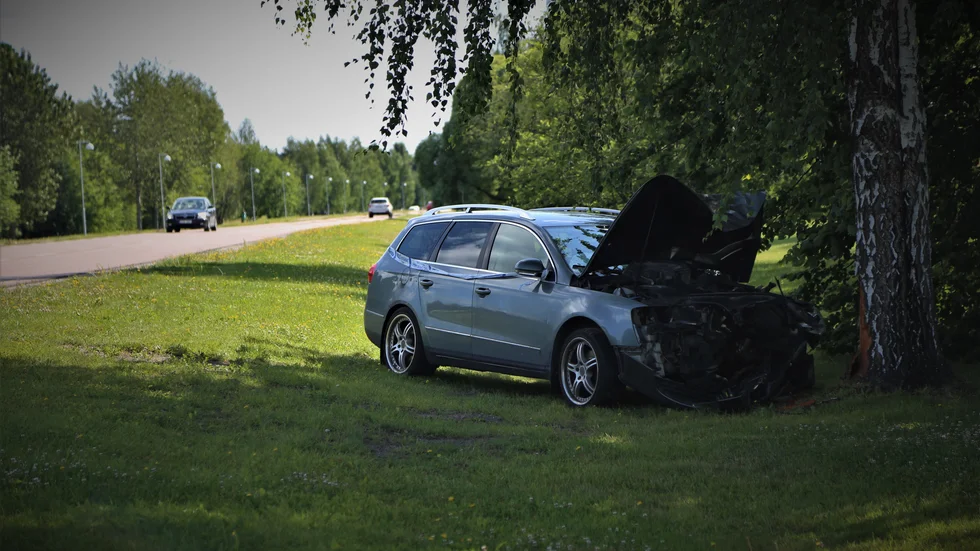 Enligt Torbjörn Johansson, räddningschef i beredskap vid Räddningstjänsten i Piteå, fick den unga mannen lättare skador i samband med krocken. 