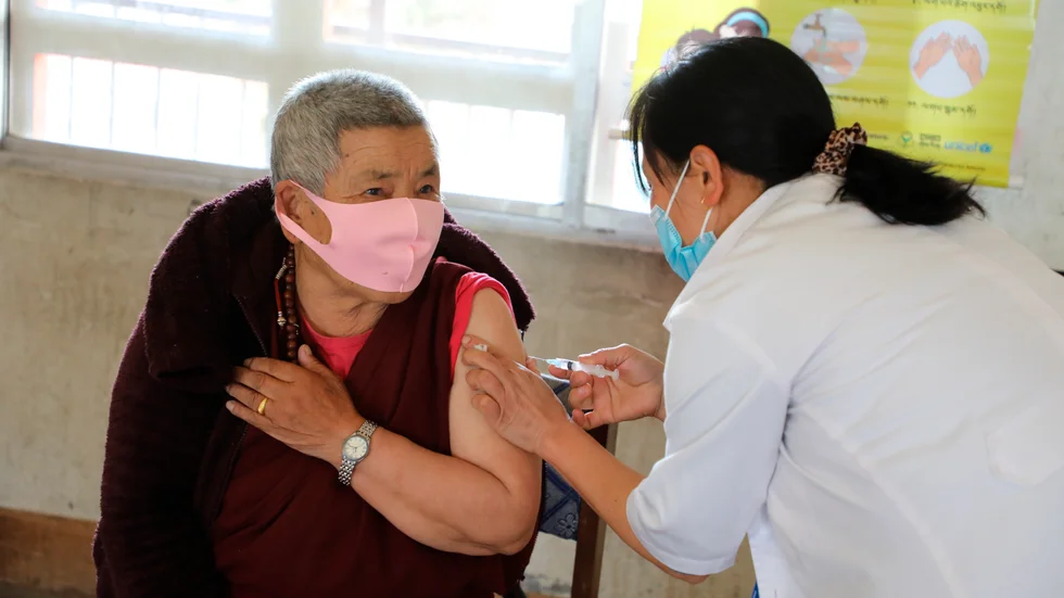En äldre man i Bhutan får sin första dos vaccin mot covid-19. Arkivbild
