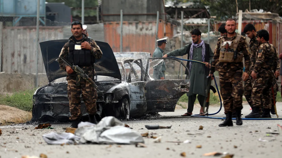 En bil från vilken raketerna kan ha avfyrats inspekteras i Afghanistans huvudstad Kabul efter attacken.