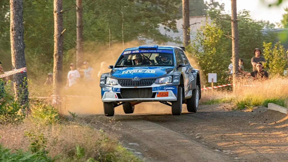 Christoffer Haglund i sin Skoda Fabia på småländska vägar under sprint-SM på grus.