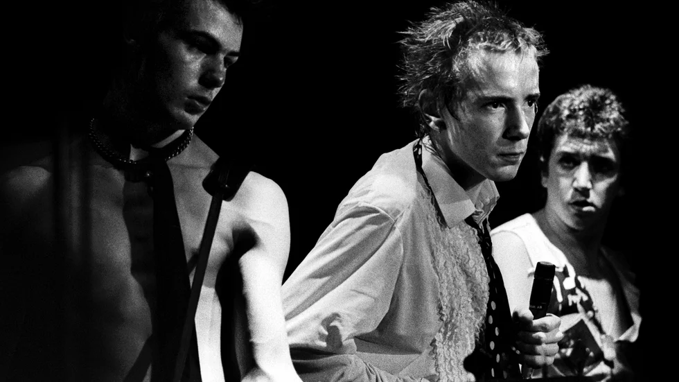Sex Pistols, med sångaren Johnny Rotten i mitten, vid en spelning i Stockholm 1977. Sid Vicious (till vänster) dog 1979. Arkivbild.
