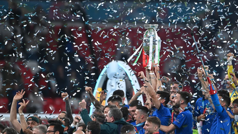 Giorgio Chiellini lyfter trofén efter att ha säkrat EM-guldet.