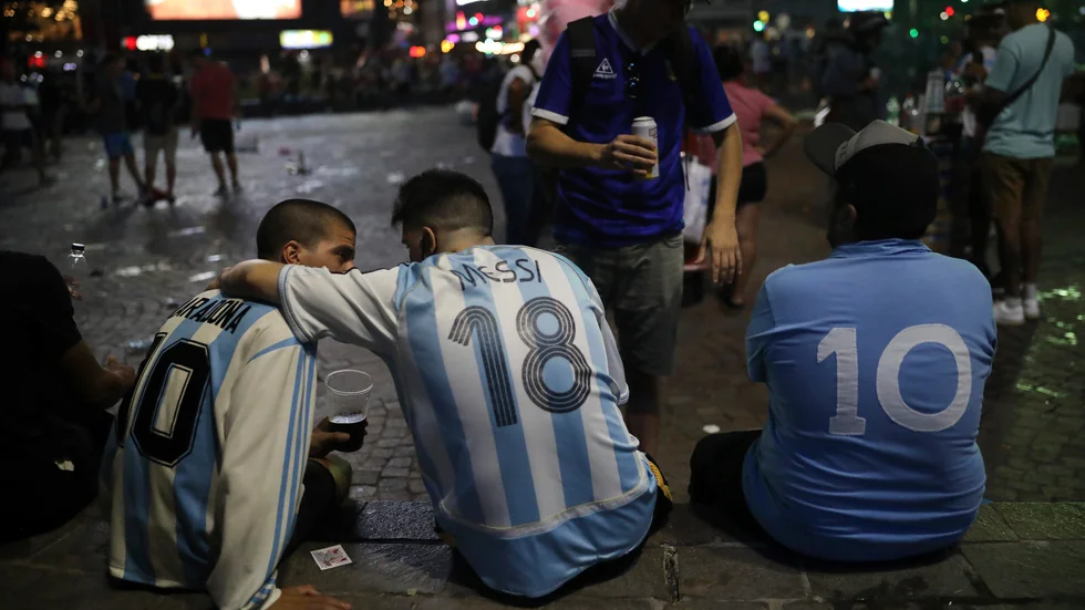 Fotbollssupportrar i Buenos Aires under en demonstration i mars för att få klarhet i hur Diego Maradona dog.