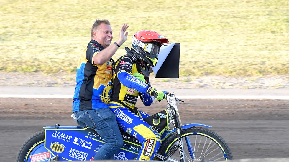 Morgan Andersson och Bartosz Smektala firar Västerviks storseger mot Masarna.