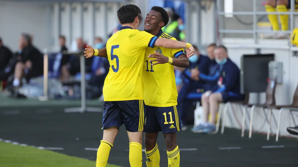 Anthony Elanga kramades om av Eric Kahl efter sitt 3–0-mål.