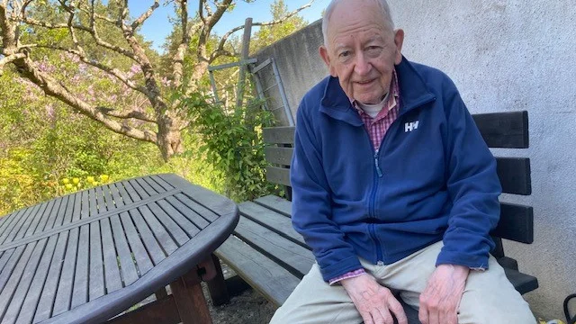 97-årige Fåröbon Osborn Nyström har vid flera tillfällen råkat ut för problem när han bokat färdtjänst för att ta sig in till Visby lasarett. Flera gånger har han känt sig tvingad att boka taxi för att komma till sjukhuset i tid.