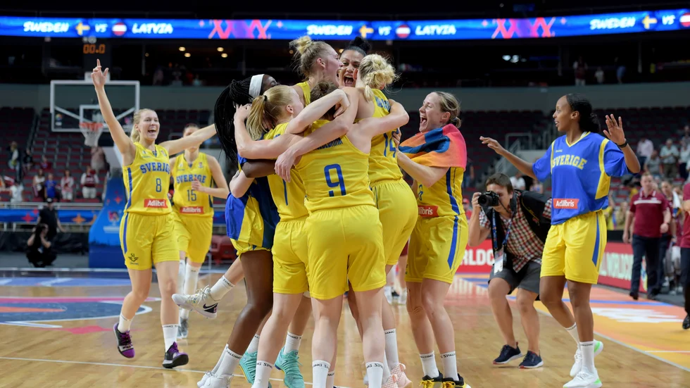 Sverige skickar 14 spelare till Spanien och tar ut den slutgiltiga truppen på 12 spelare senast ett dygn innan EM-premiären 17 juni.