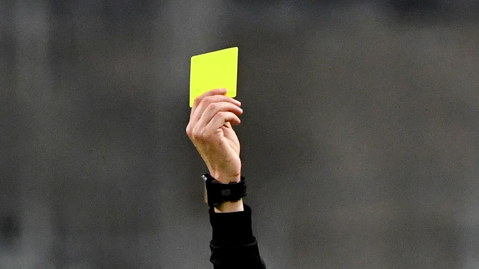 Skribenten uppmanar alla föräldrar, som inte kan uppföra sig väl, att stanna hemma när deras barn spela fotboll. 